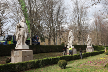 Fotos de la finalizaciòn del traslado de las estatuas del Paseo de Sarasate a los jardines de la Taconera