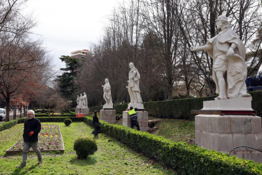 Fotos de la finalizaciòn del traslado de las estatuas del Paseo de Sarasate a los jardines de la Taconera