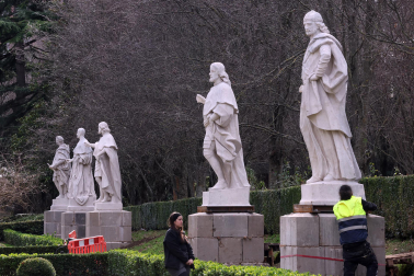 Fotos de la finalizaciòn del traslado de las estatuas del Paseo de Sarasate a los jardines de la Taconera