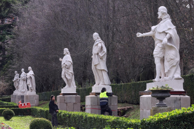 Fotos de la finalizaciòn del traslado de las estatuas del Paseo de Sarasate a los jardines de la Taconera