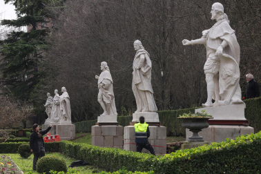 Fotos de la finalizaciòn del traslado de las estatuas del Paseo de Sarasate a los jardines de la Taconera