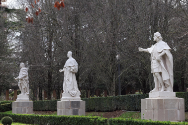 Fotos de la finalizaciòn del traslado de las estatuas del Paseo de Sarasate a los jardines de la Taconera
