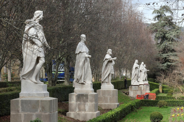 Fotos de la finalizaciòn del traslado de las estatuas del Paseo de Sarasate a los jardines de la Taconera