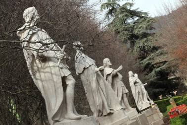 Fotos de la finalizaciòn del traslado de las estatuas del Paseo de Sarasate a los jardines de la Taconera