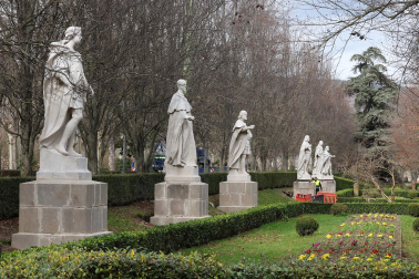 Fotos de la finalizaciòn del traslado de las estatuas del Paseo de Sarasate a los jardines de la Taconera