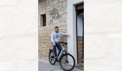Iñaki Toledo, en su tienda y taller de reparaciones en Viana