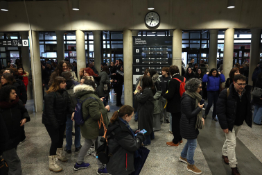 Fotos de la OPE de Administrativo que ha reunido a miles de personas en la UPNA