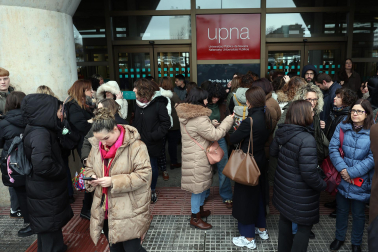 Fotos de la OPE de Administrativo que ha reunido a miles de personas en la UPNA