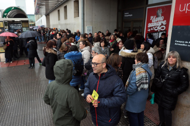 Fotos de la OPE de Administrativo que ha reunido a miles de personas en la UPNA