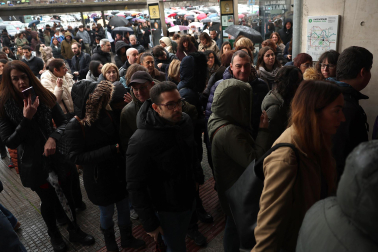 Fotos de la OPE de Administrativo que ha reunido a miles de personas en la UPNA