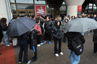 Fotos de la OPE de Administrativo que ha reunido a miles de personas en la UPNA