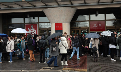 Fotos de la OPE de Administrativo que ha reunido a miles de personas en la UPNA