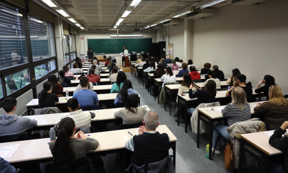 Fotos de la OPE de Administrativo que ha reunido a miles de personas en la UPNA