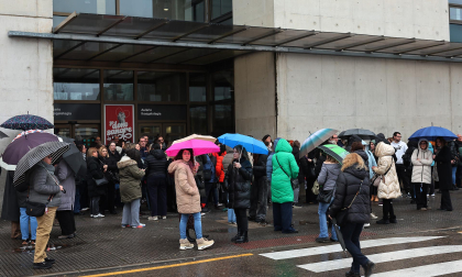 Fotos de la OPE de Administrativo que ha reunido a miles de personas en la UPNA