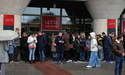 Fotos de la OPE de Administrativo que ha reunido a miles de personas en la UPNA