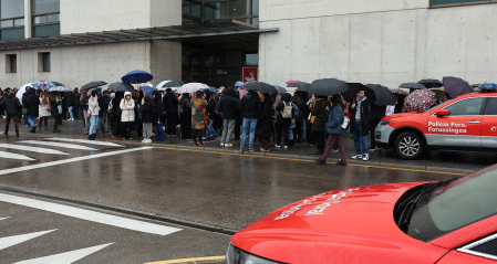 Fotos de la OPE de Administrativo que ha reunido a miles de personas en la UPNA