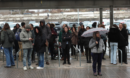 Fotos de la OPE de Administrativo que ha reunido a miles de personas en la UPNA