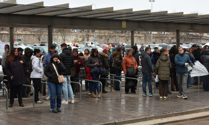 Fotos de la OPE de Administrativo que ha reunido a miles de personas en la UPNA