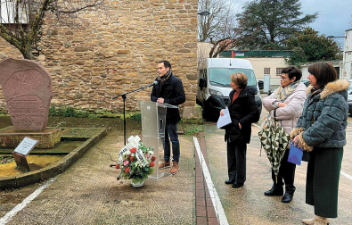 SANGÜESA. Una veintena de personas participaron en el homenaje, que fue presentado por Maite Mur. Mª Elena Atarés leyó el manifiesto ante el monolito dedicado a Julián Embid y Bonifacio Martín.