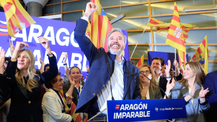 El candidato  del PP a la Presidencia de Aragón, Jorge Azcón, celebra su victoria en la noche electoral de las elecciones autonómicas de Aragón