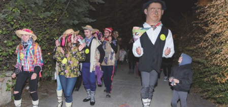 Txolin, custodiado por los txatxos durante el recorrido de Carnaval desde Berriozar hasta Artica.