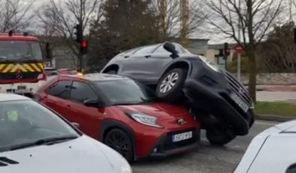 Vídeo de un coche encima de otro frente a la UPNA