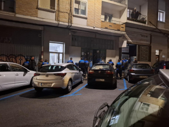 Agentes de la Policía Municipal intervienen en la pelea entre okupas de la bajera este martes 10 de febrero por la tarde noche.