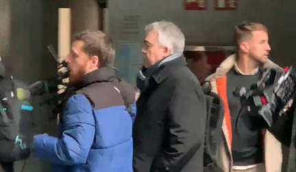 Santos Cerdán atraviesa el patio del Parlamento de Navarra, donde María Chivite se cuadraba ante él cuando era diputado.