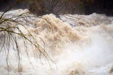 Crecida del río Ultzama a su paso por el Batán de Villava.
