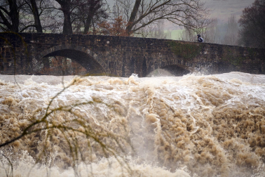 Crecida del río Ultzama a su paso por el Batán de Villava.