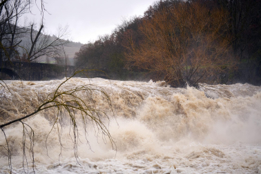 Crecida del río Ultzama a su paso por el Batán de Villava.