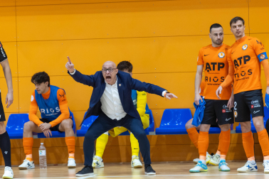 Juanito, técnico del ATP Ribera, da órdenes desde la zona de banquillos