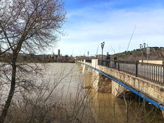 Crecida del Ebro en Tudela, este 15 de febrero por la mañana.