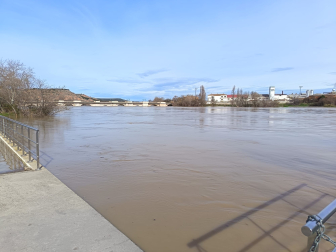 El puente, visto desde el embarcadero en Tudela.