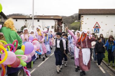 Desfile de la comparsa Inudeak eta artzaiak en los Carnavales de Bera