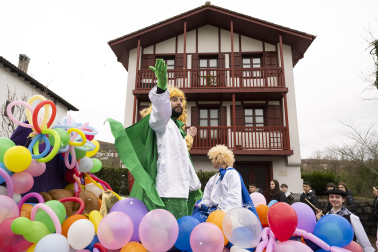 Desfile de la comparsa Inudeak eta artzaiak en los Carnavales de Bera