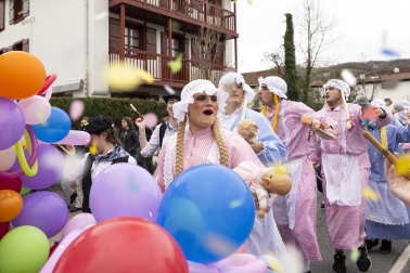 Desfile de la comparsa Inudeak eta artzaiak en los Carnavales de Bera