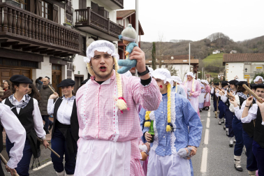 Desfile de la comparsa Inudeak eta artzaiak en los Carnavales de Bera