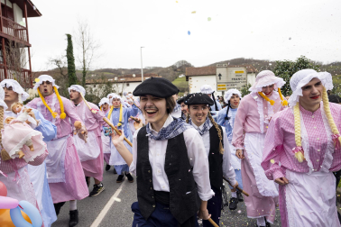 Desfile de la comparsa Inudeak eta artzaiak en los Carnavales de Bera