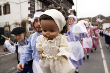 Desfile de la comparsa Inudeak eta artzaiak en los Carnavales de Bera