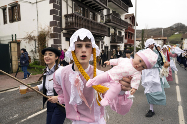Desfile de la comparsa Inudeak eta artzaiak en los Carnavales de Bera
