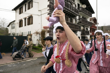 Desfile de la comparsa Inudeak eta artzaiak en los Carnavales de Bera