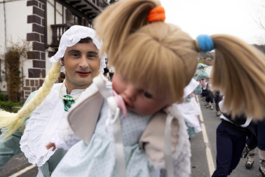 Desfile de la comparsa Inudeak eta artzaiak en los Carnavales de Bera