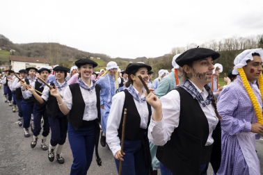 Desfile de la comparsa Inudeak eta artzaiak en los Carnavales de Bera