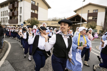 Desfile de la comparsa Inudeak eta artzaiak en los Carnavales de Bera