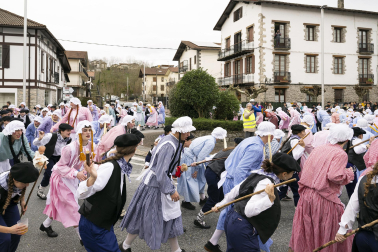 Desfile de la comparsa Inudeak eta artzaiak en los Carnavales de Bera