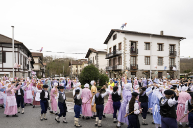 Desfile de la comparsa Inudeak eta artzaiak en los Carnavales de Bera
