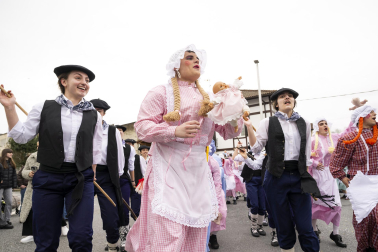 Desfile de la comparsa Inudeak eta artzaiak en los Carnavales de Bera
