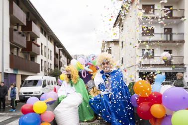 Desfile de la comparsa Inudeak eta artzaiak en los Carnavales de Bera