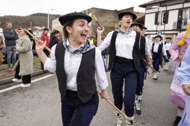 Desfile de la comparsa Inudeak eta artzaiak en los Carnavales de Bera